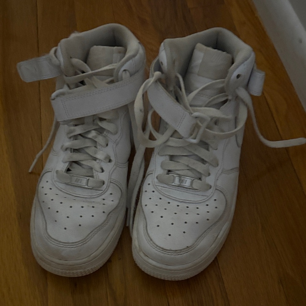 NIKE AIR FORCE 1 HIGH-TOP- BIG KIDS SIZE 6Y